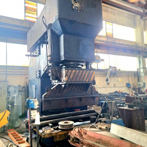 Pressa S. EUSTACCHIO 450 T.